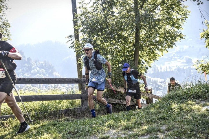 unterwegs-in-der-gruppe-bei-gutem-wetters